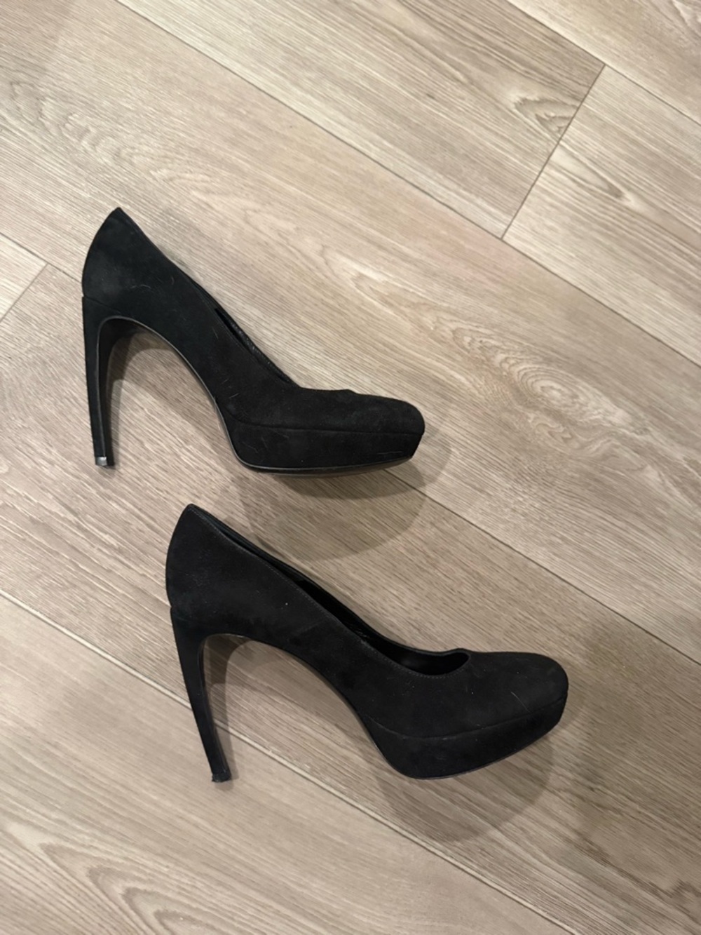 Alexander McQueen Black Suede Pointed Toe Heels - Picture 3 of 5